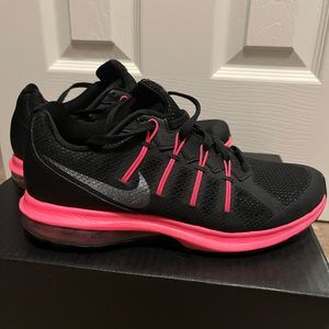 Womens Nike size 8 tennis shoe